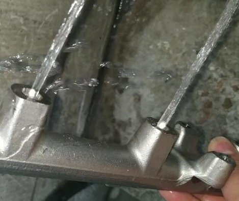 測試燃油共軌管，看用斯曼克水粒流去毛刺前后有何區(qū)別？