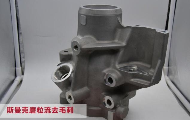 閥體<a href='http://jinchengle.cn' target='_blank'><u>交叉孔去毛刺</u></a>，是令人十分苦惱的事情。一來閥體交叉孔多，二來交叉孔毛刺不像表面毛刺那樣容易接觸，所以，如果用人工對閥體<a href='http://jinchengle.cn' target='_blank'><u>交叉孔去毛刺</u></a>，十分緩慢。